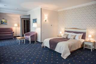 Отель Shato Hotel Chervonograd Двухместный номер Делюкс с 1 кроватью и дополнительной кроватью-4